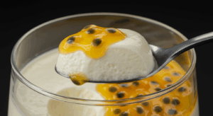 Panna Cotta de Kefir com Calda de Maracujá