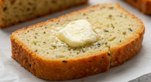 Ingredientes do pão low carb de liquidificador em uma bancada de cozinha.